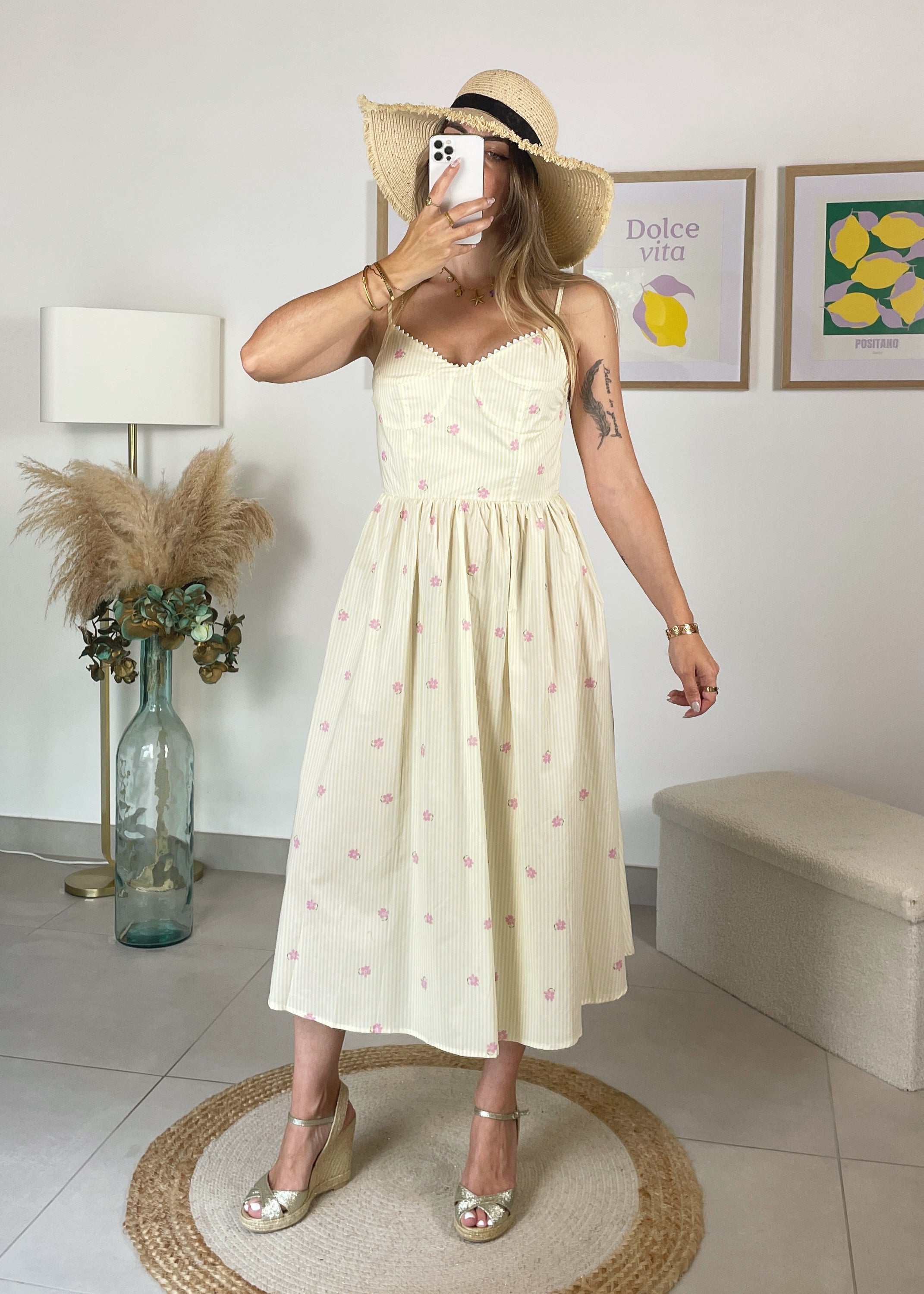 Robe Marguerite - rayé beige et jaune et fleurs brodées