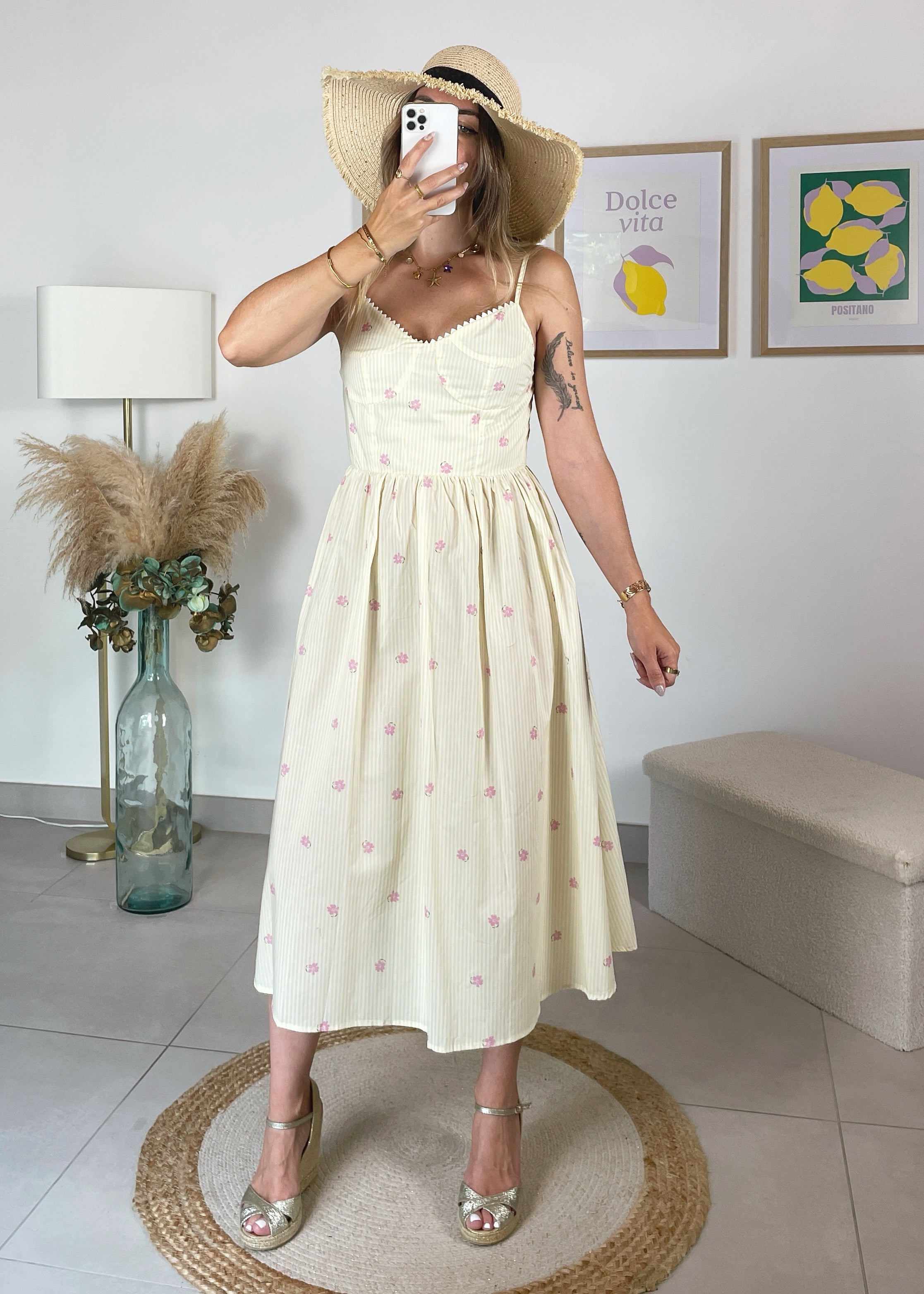 Robe Marguerite - rayé beige et jaune et fleurs brodées