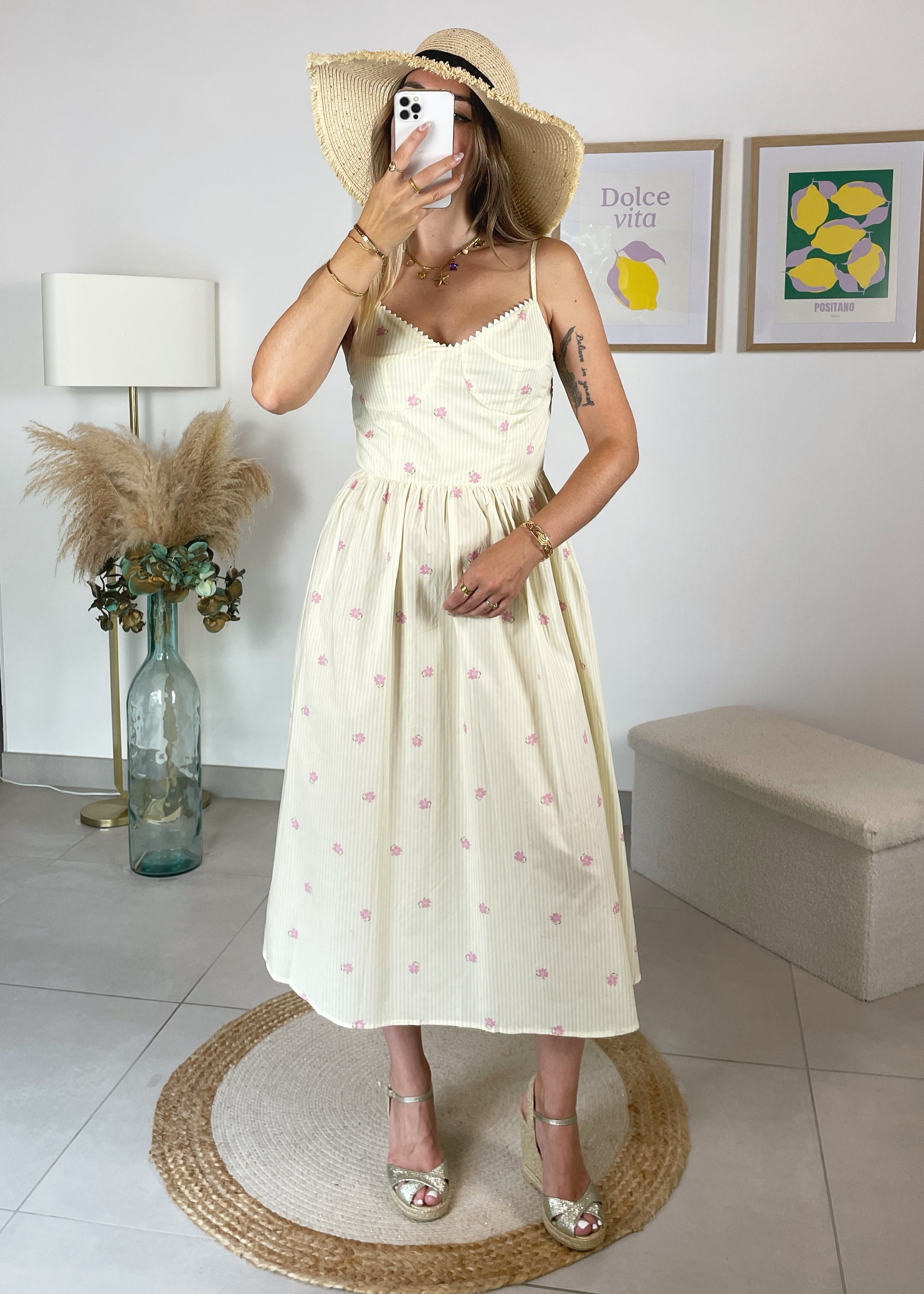 Robe Marguerite - rayé beige et jaune et fleurs brodées
